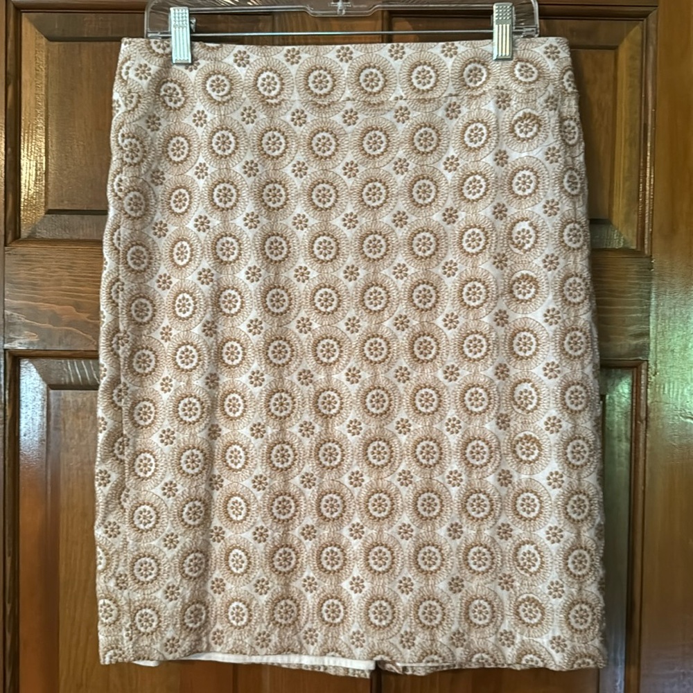 EUC Ann Taylor - Embroidered Pencil Skirt, Size 6